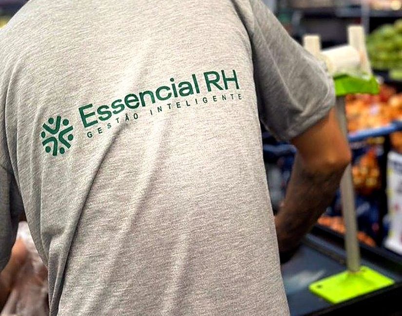 Colaborador da Essencial RH uniformizado em um supermercado