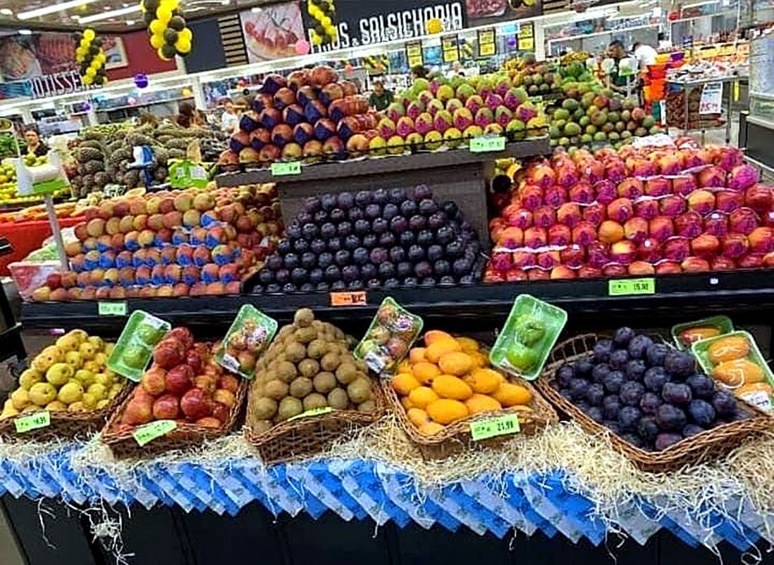 Bancada de frutas variadas