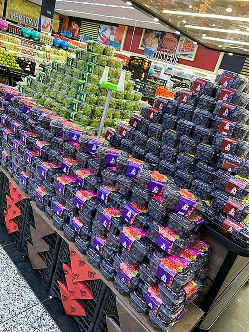 Pilhas de embalagens de frutas vermelhas
