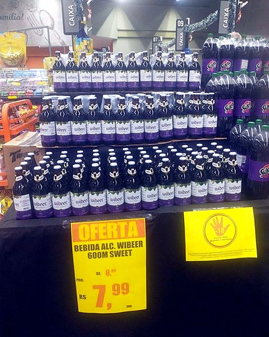 Ponta de gôndola com garrafas em oferta