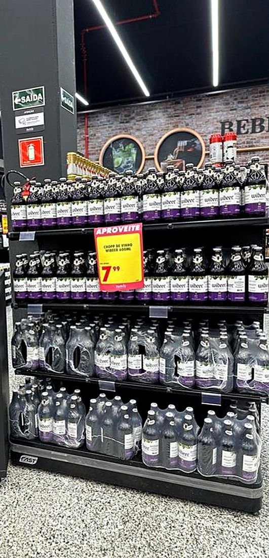 Gôndola de bebidas com etiqueta de oferta