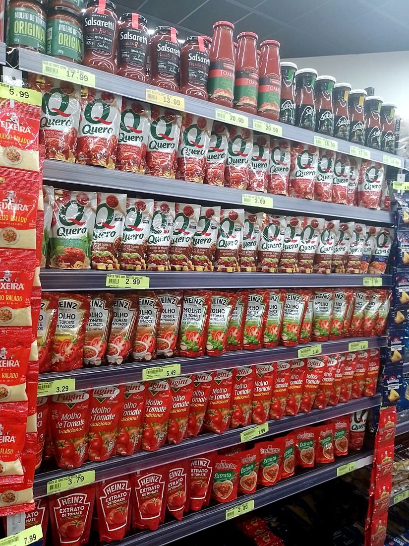 Gôndola de molhos de tomate organizada por marca